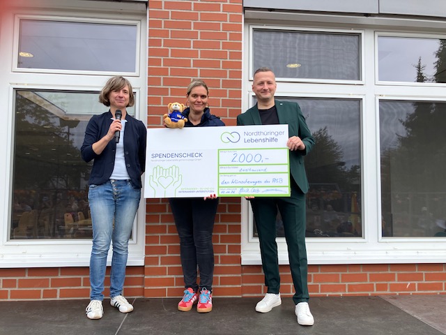 Jana Lenz, Tina Wunderlich und Christian Völkel bei der Scheckübergabe